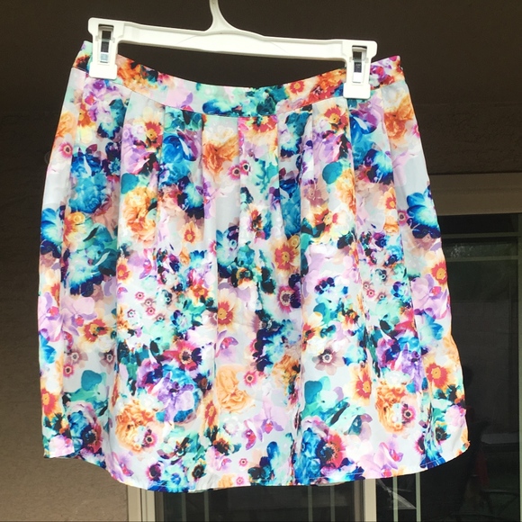 hinge Dresses & Skirts - SUPER CUTE floral skirt!  Fun & Flirty!
